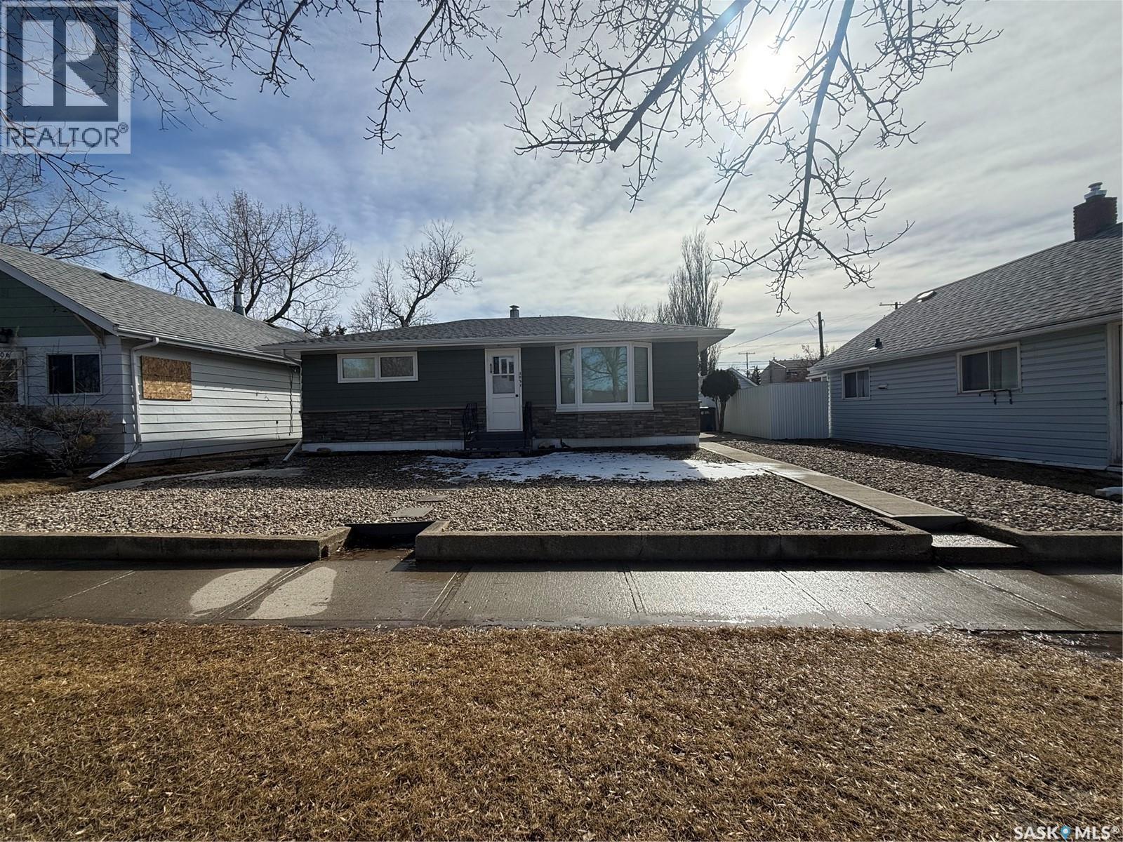 302 3rd Avenue E, Assiniboia, Saskatchewan  S0H 0B0 - Photo 29 - SK030778
