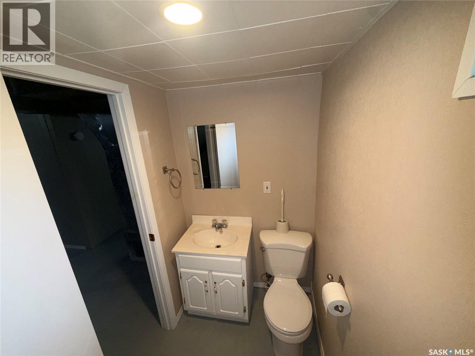 302 3rd Avenue E, Assiniboia, Saskatchewan  S0H 0B0 - Photo 19 - SK030778