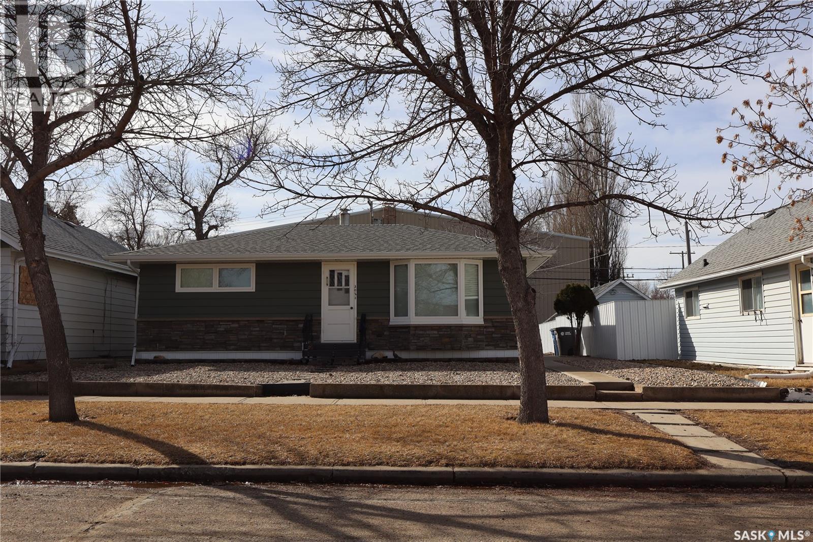 302 3rd AVENUE E, assiniboia, Saskatchewan