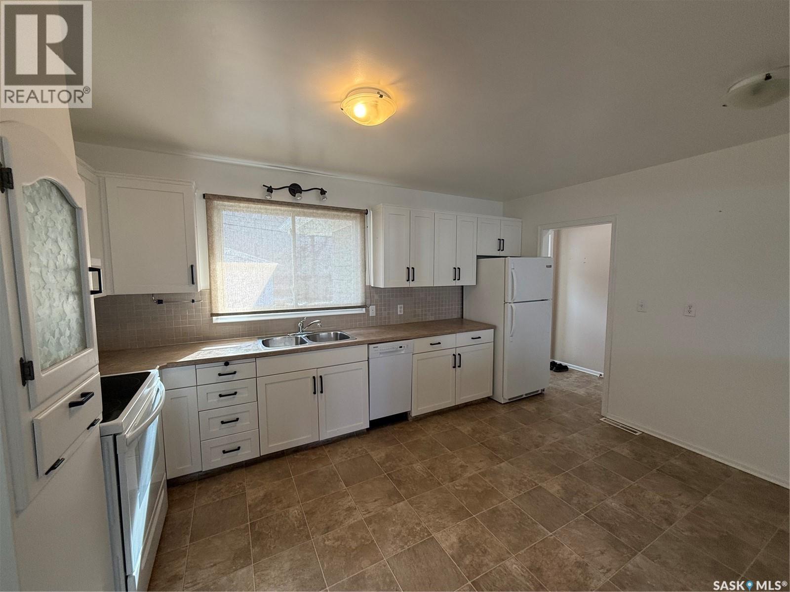 302 3rd Avenue E, Assiniboia, Saskatchewan  S0H 0B0 - Photo 4 - SK030778