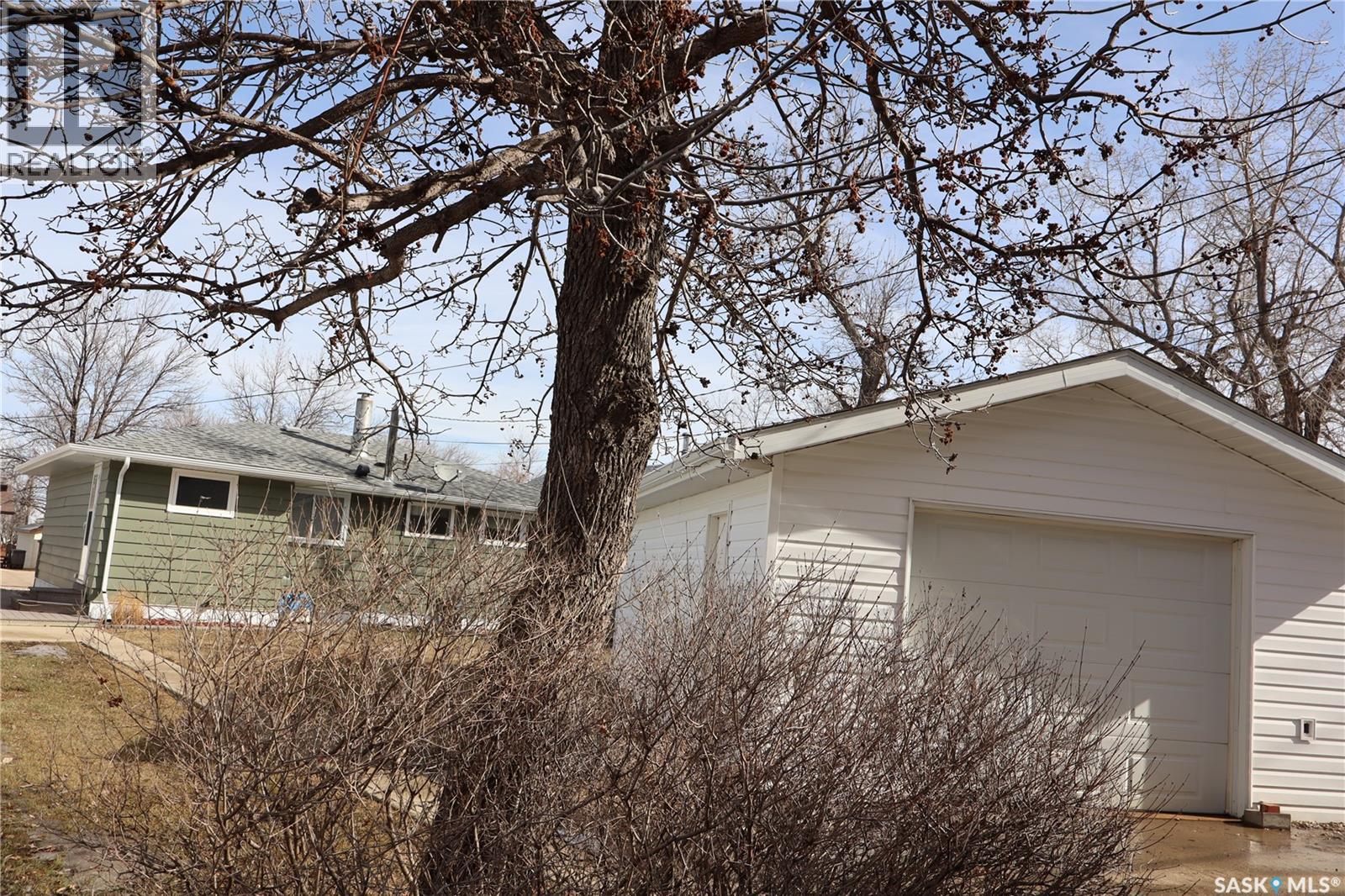 302 3rd Avenue E, Assiniboia, Saskatchewan  S0H 0B0 - Photo 30 - SK030778