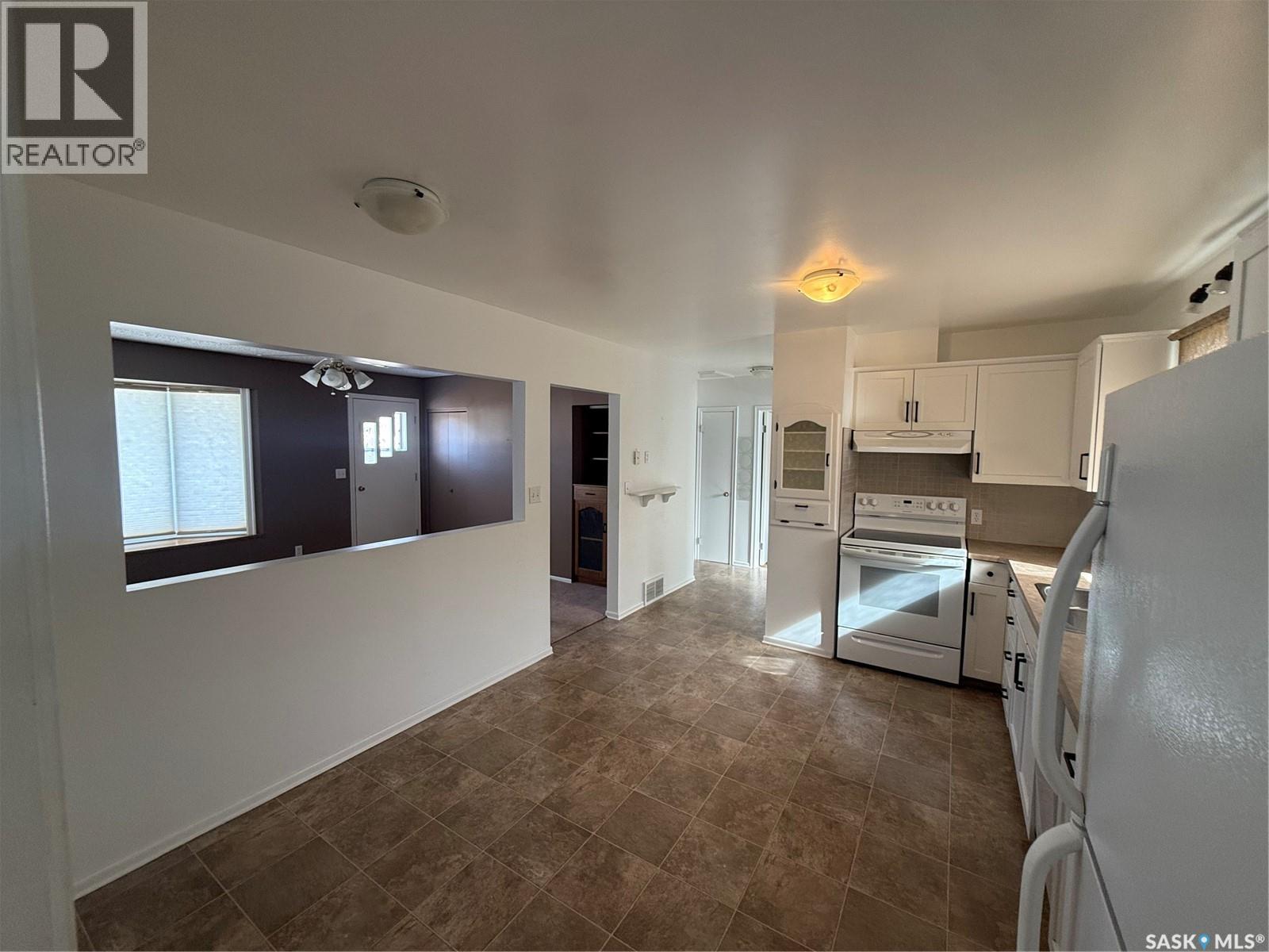 302 3rd Avenue E, Assiniboia, Saskatchewan  S0H 0B0 - Photo 3 - SK030778