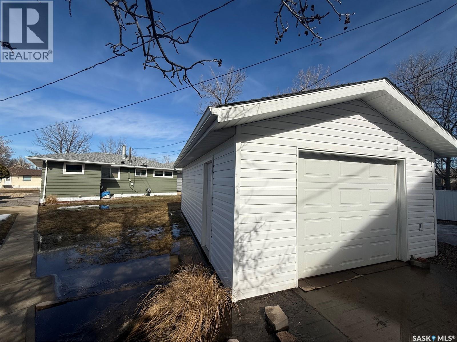 302 3rd Avenue E, Assiniboia, Saskatchewan  S0H 0B0 - Photo 2 - SK030778