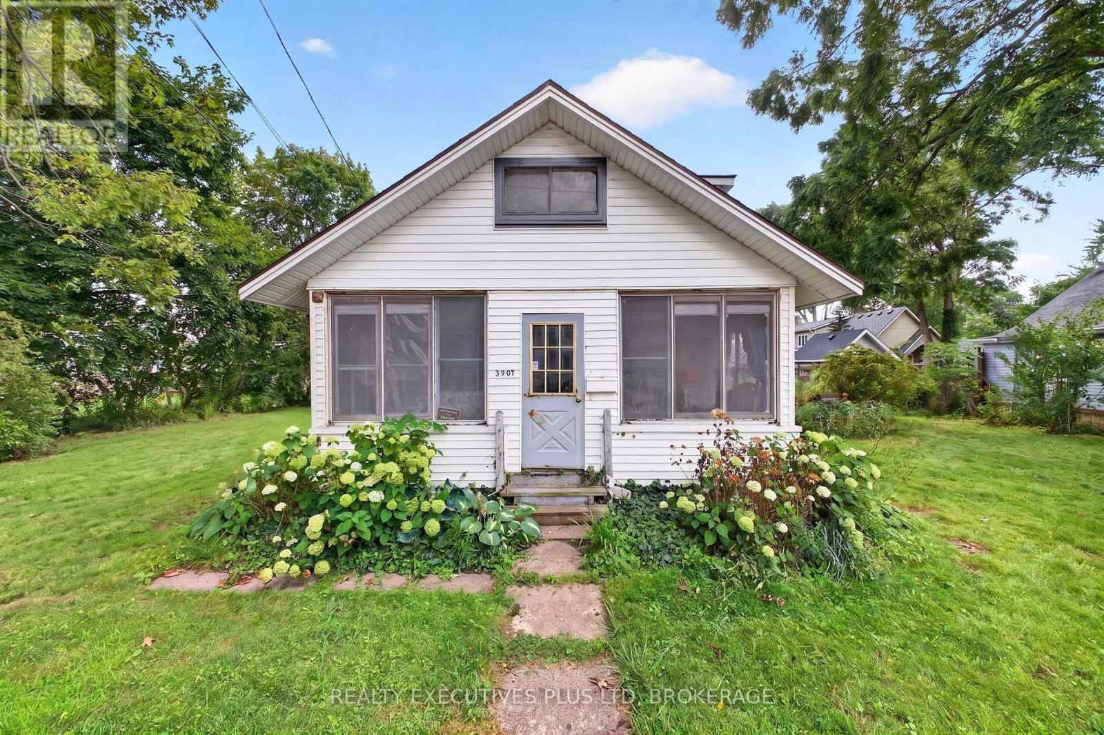 3907 Alexandra Road, Fort Erie, Ontario  L0S 1B0 - Photo 1 - X13638994