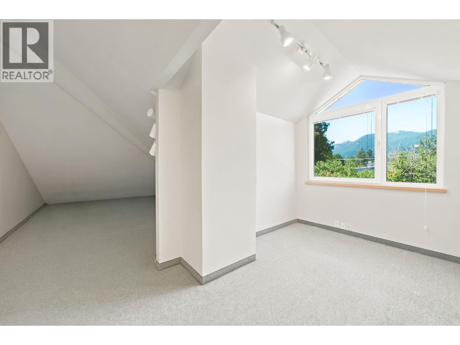 305 E 17th Street, North Vancouver, British Columbia V7L 2W1 - Photo 33 - R3152700