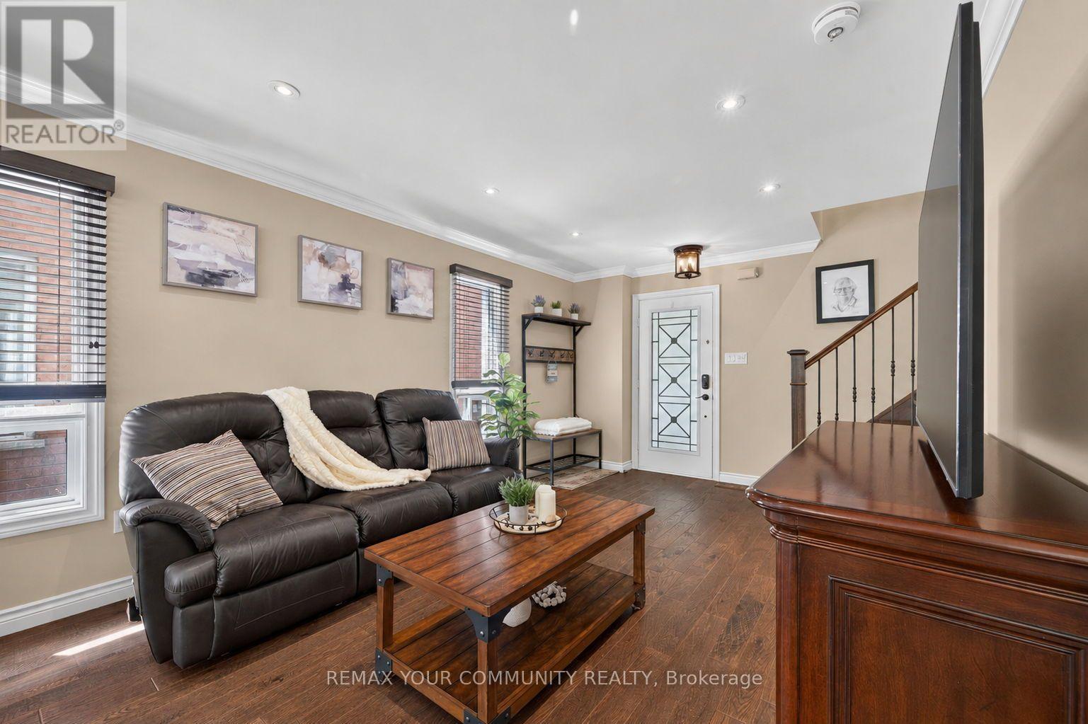 126 Woodroof Crescent, Aurora, Ontario  L4G 7H2 - Photo 5 - N13638862