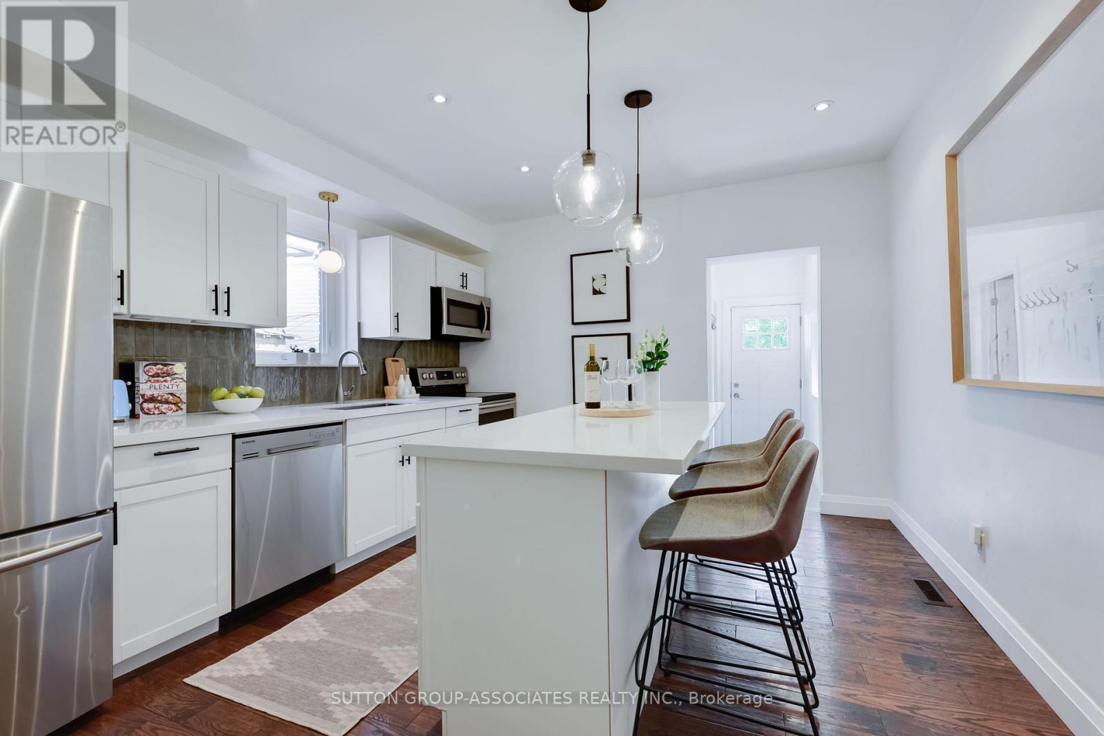 <div class="slider-price">$1,399,000</div><p>37 Ashburnham Road, Toronto, Ontario</p>