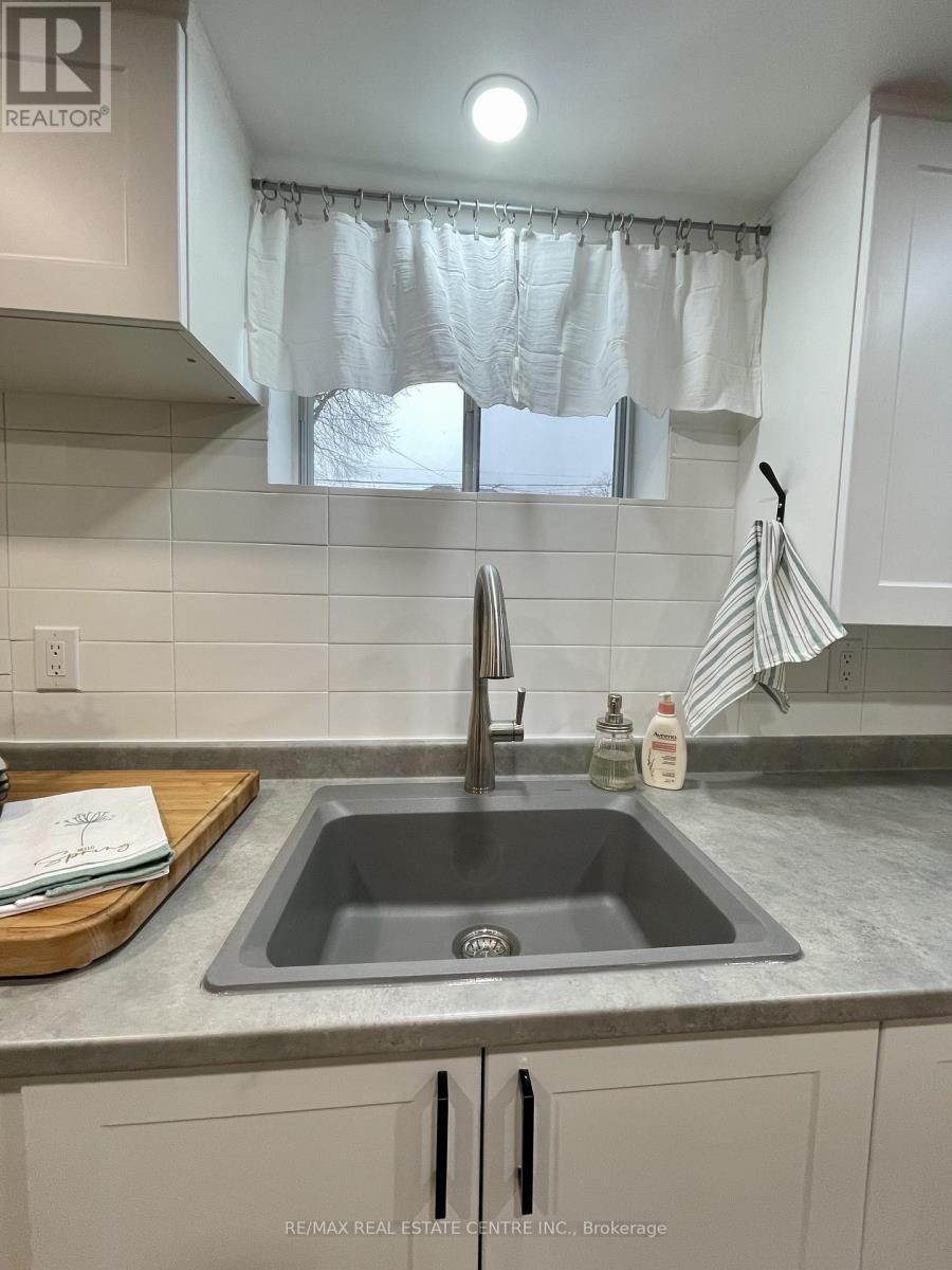 24 Smithwood Drive, Toronto, Ontario M9B 4R8 - Photo 8 - W13524216