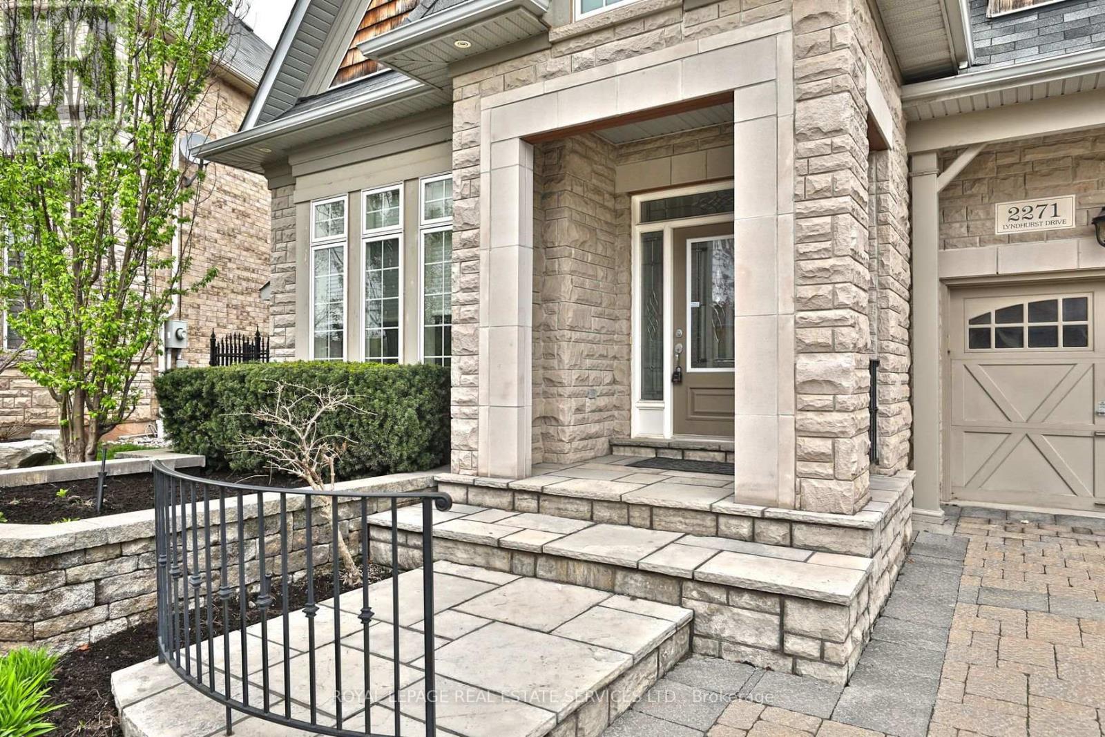 2271 Lyndhurst Drive, Oakville, Ontario  L6H 7V5 - Photo 3 - W13625840
