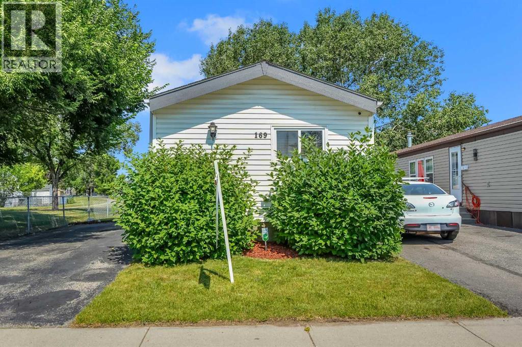 169 Erin Woods Circle SE, Calgary, Alberta  T2B 3E1 - Photo 2 - A2334682