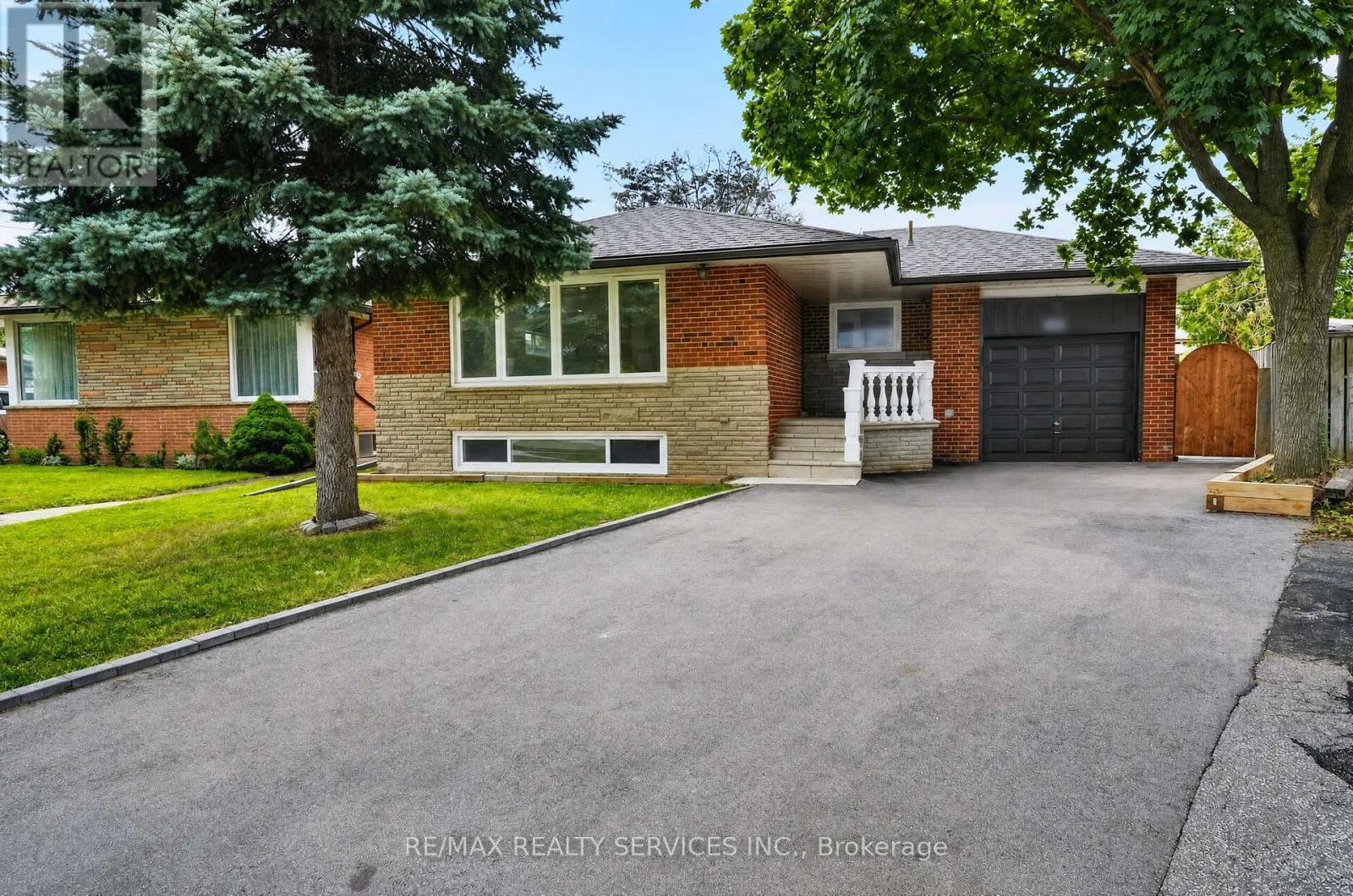 <div class="slider-price">$1,488,800</div><p>18 Spencely Court, Toronto, Ontario</p>