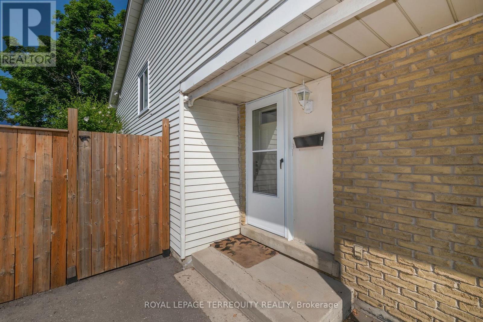 1214 Trowbridge Drive, Oshawa, Ontario  L1G 7H2 - Photo 4 - E13639320