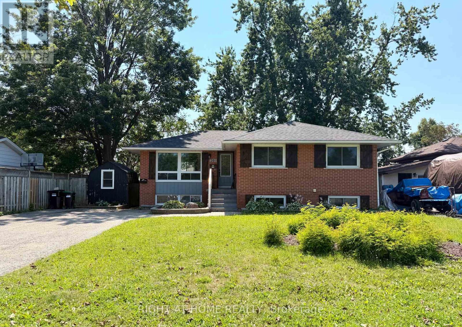 201 STEEL STREET, Barrie, Ontario