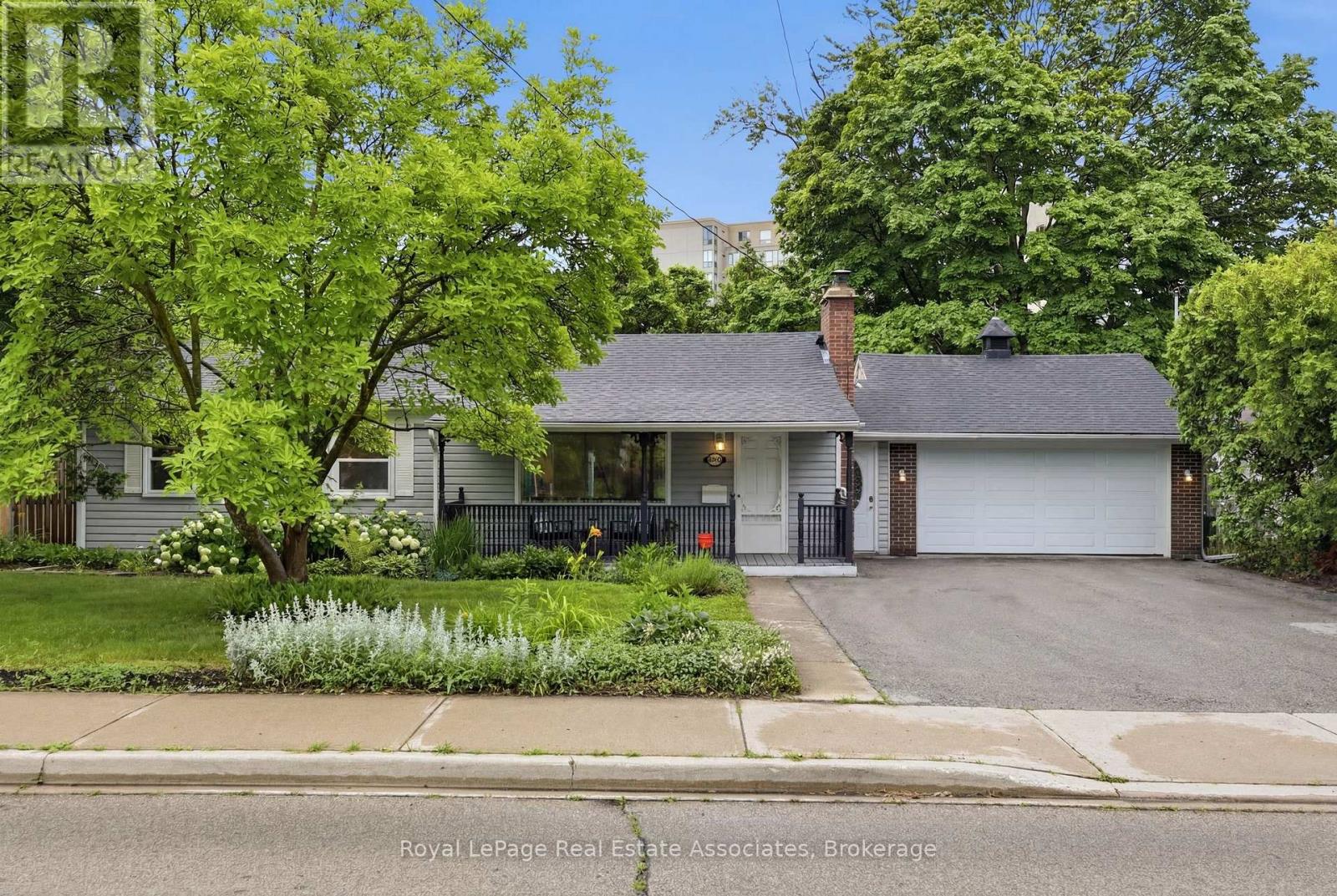 1924 Balsam Avenue, Mississauga, Ontario  L5J 1L2 - Photo 3 - W13639138