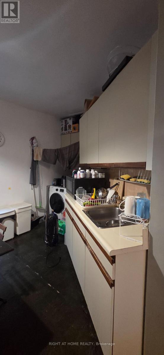 179 Gilmour Avenue, Toronto, Ontario  M6P 3B2 - Photo 10 - W13639202