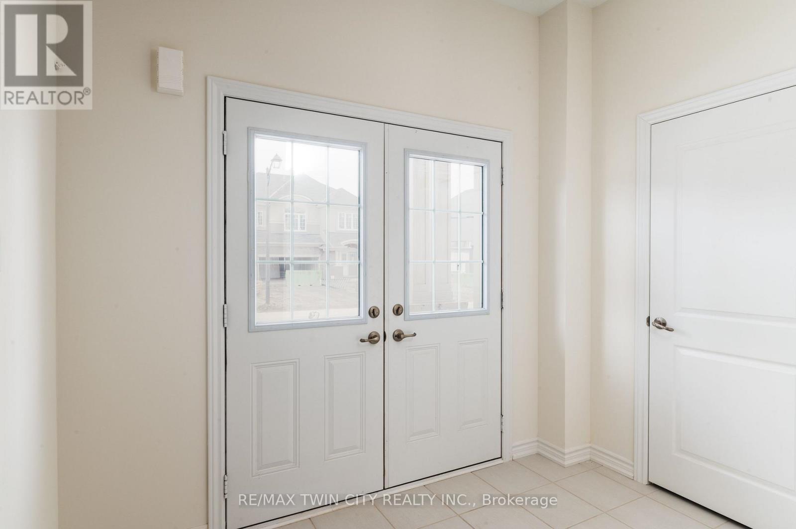33 Dennis Avenue, Brantford, Ontario  N3V 0B9 - Photo 3 - X13639112