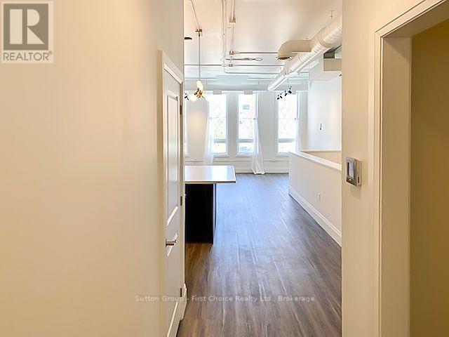 Upper - 41 Market Place, Stratford, Ontario  N5A 1A4 - Photo 13 - X13639500