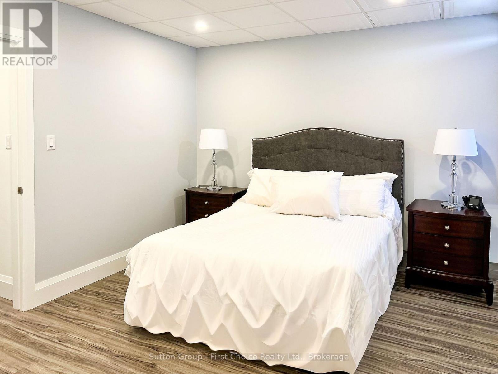 Upper - 41 Market Place, Stratford, Ontario  N5A 1A4 - Photo 19 - X13639500