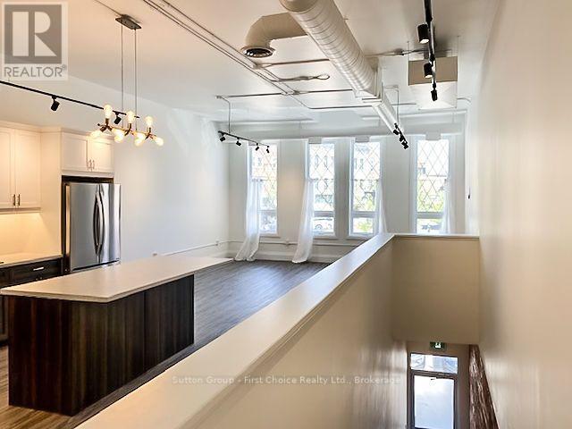 Upper - 41 Market Place, Stratford, Ontario  N5A 1A4 - Photo 5 - X13639500