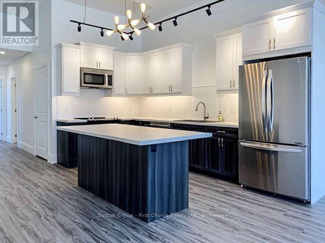 Upper - 41 Market Place, Stratford, Ontario  N5A 1A4 - Photo 6 - X13639500