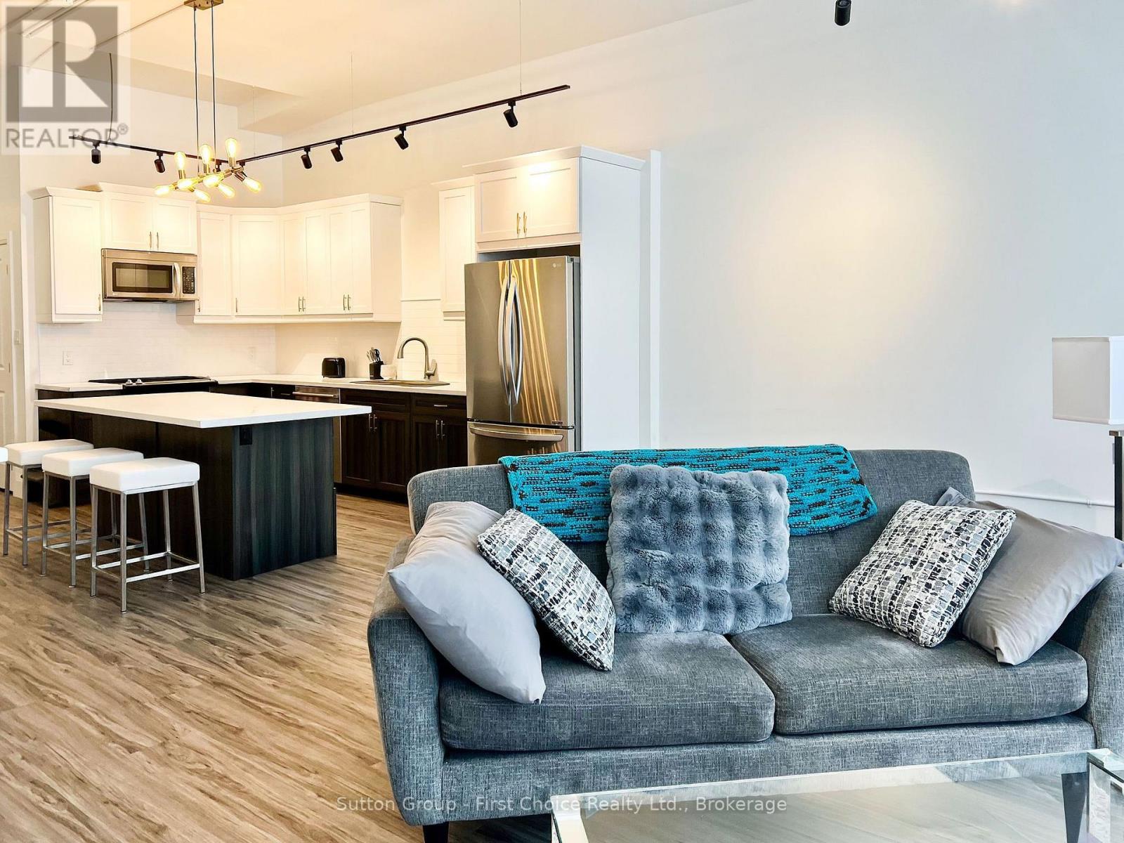 Upper - 41 Market Place, Stratford, Ontario  N5A 1A4 - Photo 8 - X13639500