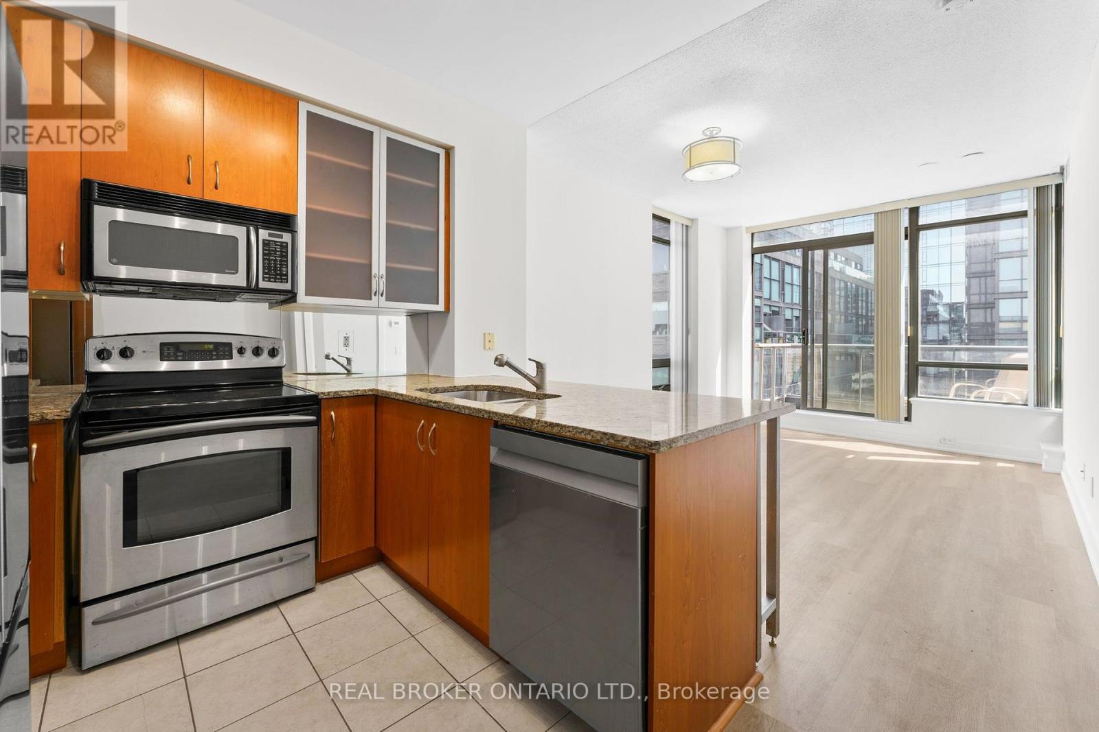 1404 - 438 KING STREET W