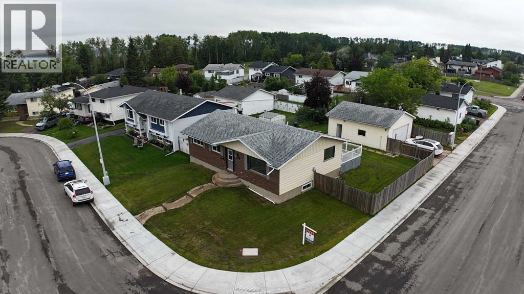 102 Hinge Bay, Fort Mcmurray, Alberta  T9H 3W8 - Photo 1 - A2332870
