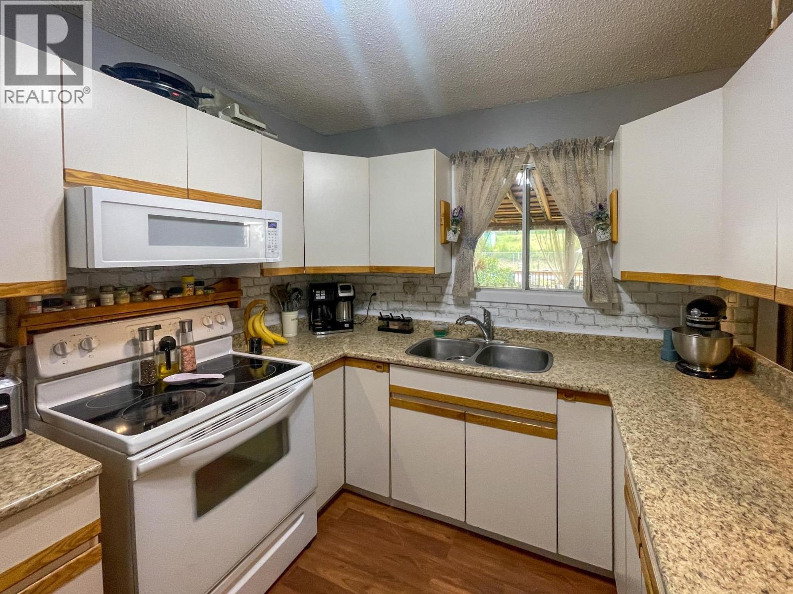 5418 Park Drive, 103 Mile House, British Columbia  V0K 2E1 - Photo 6 - R3152744