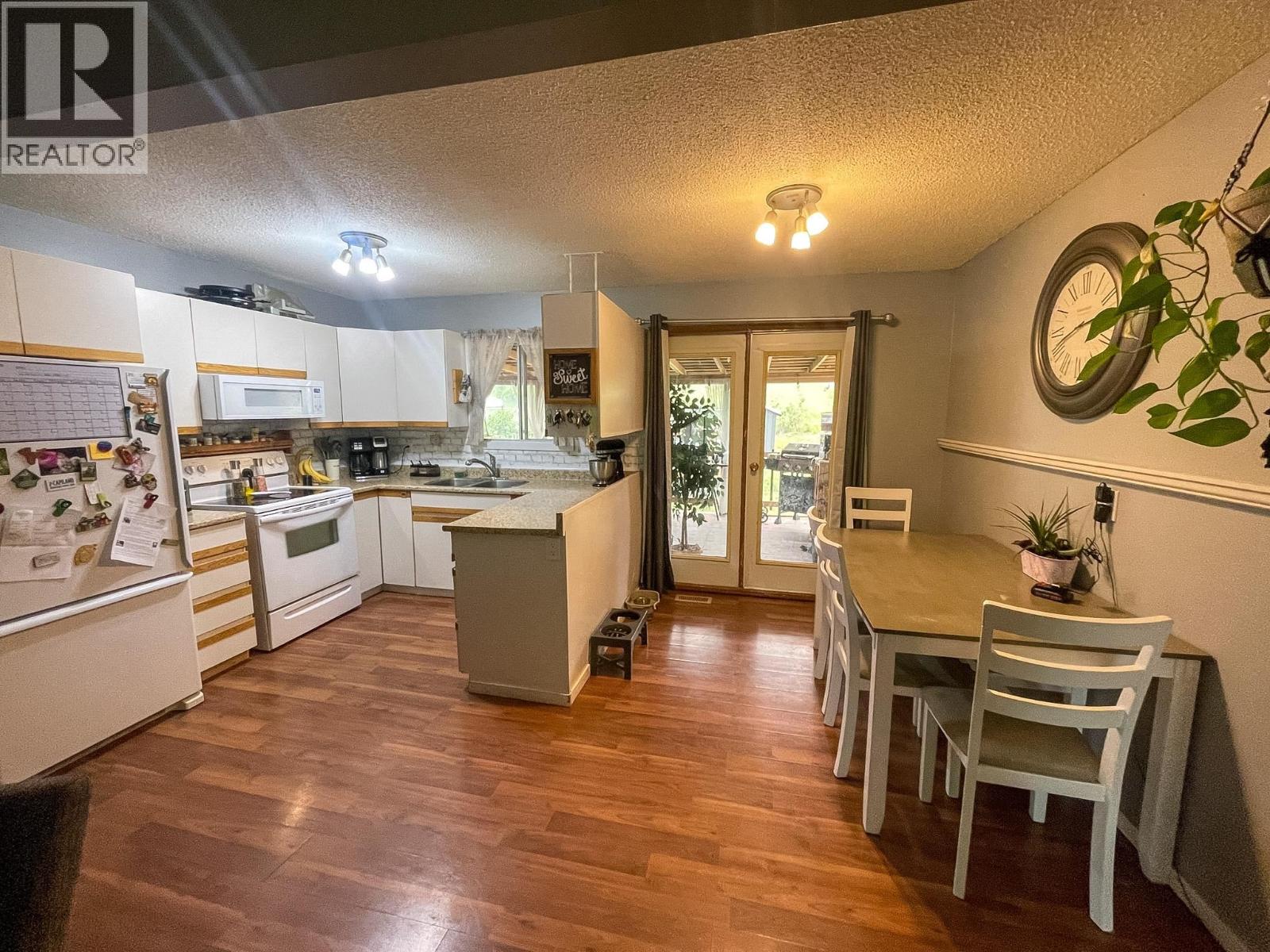5418 Park Drive, 103 Mile House, British Columbia  V0K 2E1 - Photo 8 - R3152744