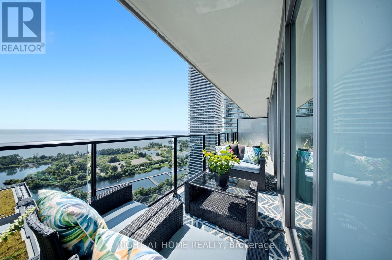 <div class="slider-price">$1,149,000</div><p>2605 - 70 Annie Craig Drive, Toronto, Ontario</p>