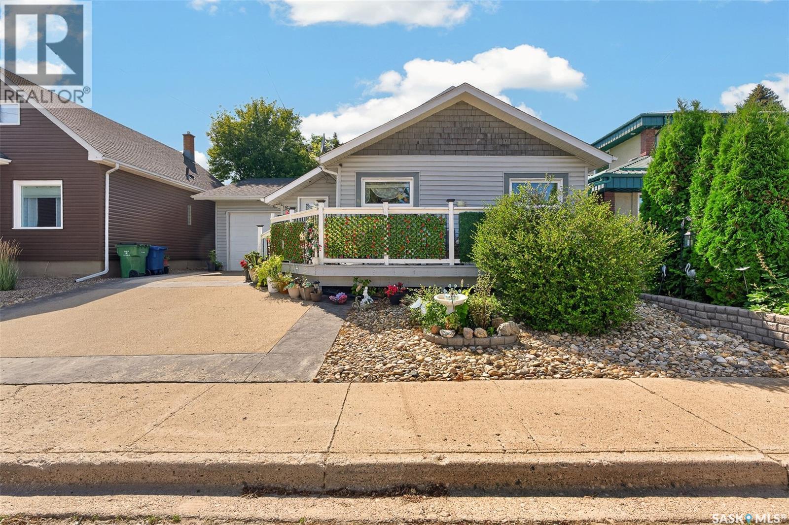 892 Elgin Avenue, Moose Jaw, Saskatchewan  S6H 4G7 - Photo 2 - SK044326