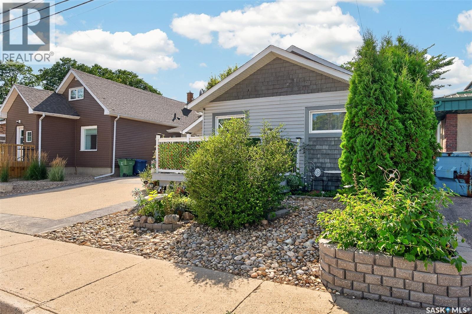 892 Elgin Avenue, Moose Jaw, Saskatchewan  S6H 4G7 - Photo 3 - SK044326