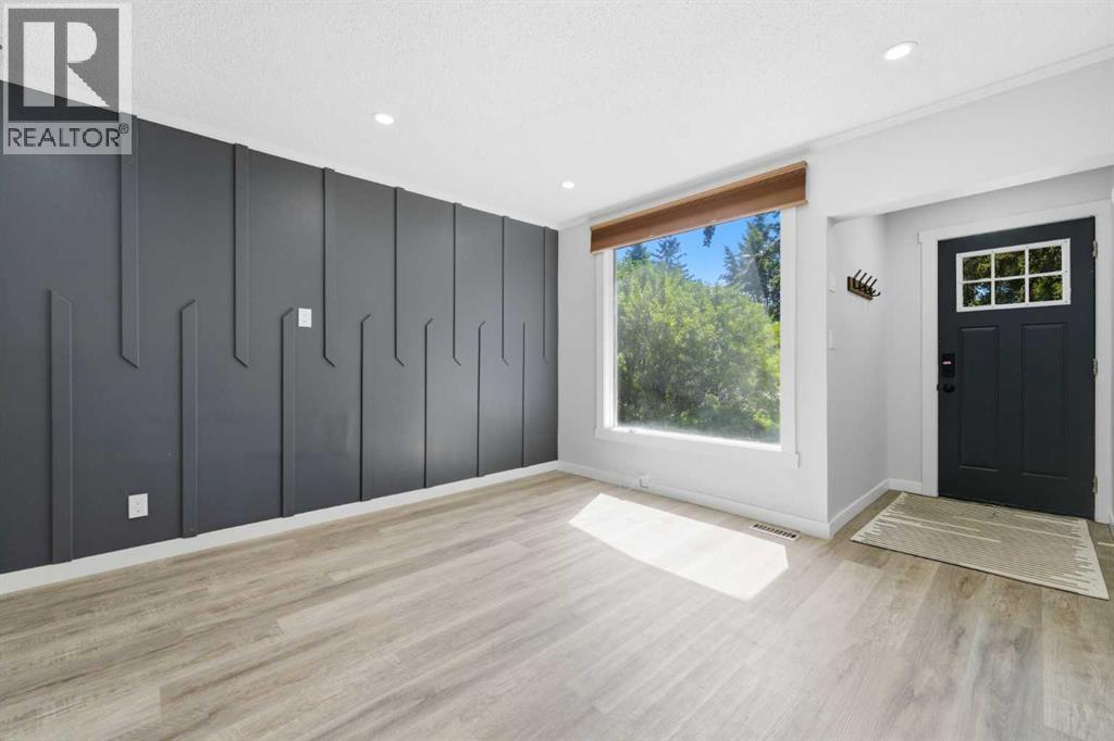 4608 70 Street NW, Calgary, Alberta  T3B 2K6 - Photo 4 - A2329505