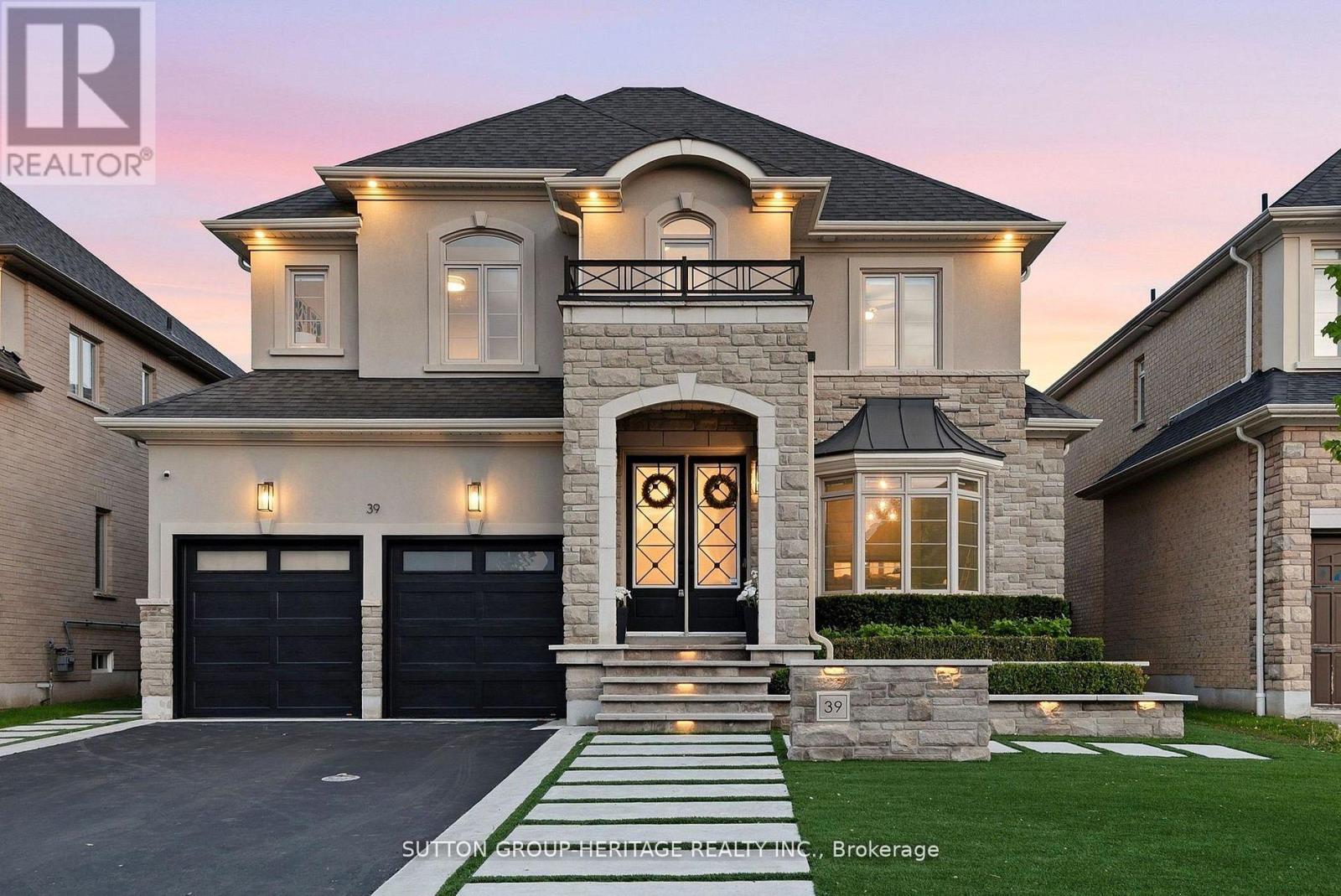 39 GLENGOWAN STREET, Whitby, Ontario