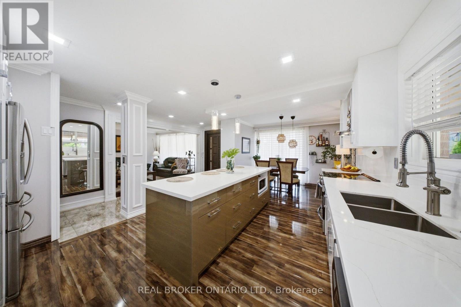 21 Kendleton Drive, Toronto, Ontario  M9V 1T9 - Photo 6 - W13640028