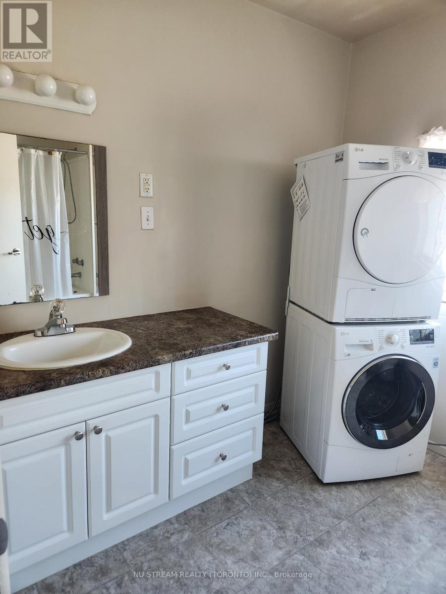 Upper - 5696 Buchanan Avenue, Niagara Falls, Ontario  L2G 3V1 - Photo 2 - X13639954