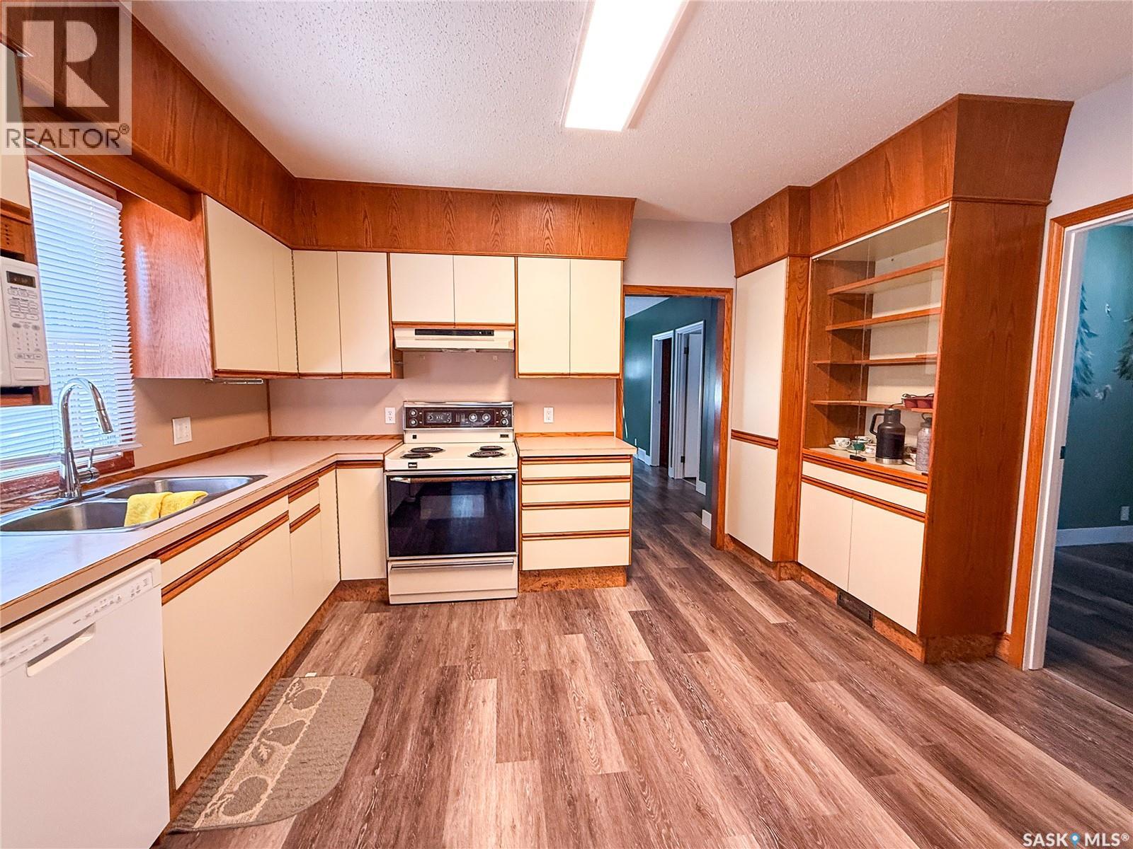 430 3rd Street E, Shaunavon, Saskatchewan  S0N 2M0 - Photo 2 - SK041831