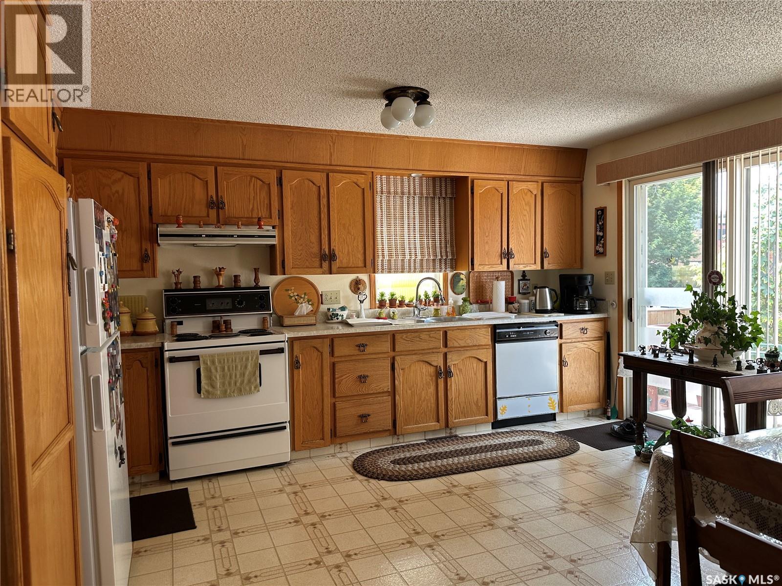 213 5th Street, Weyburn, Saskatchewan  S4H 0Z4 - Photo 10 - SK044469