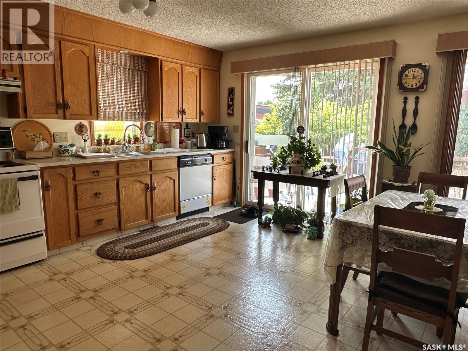 213 5th Street, Weyburn, Saskatchewan  S4H 0Z4 - Photo 11 - SK044469