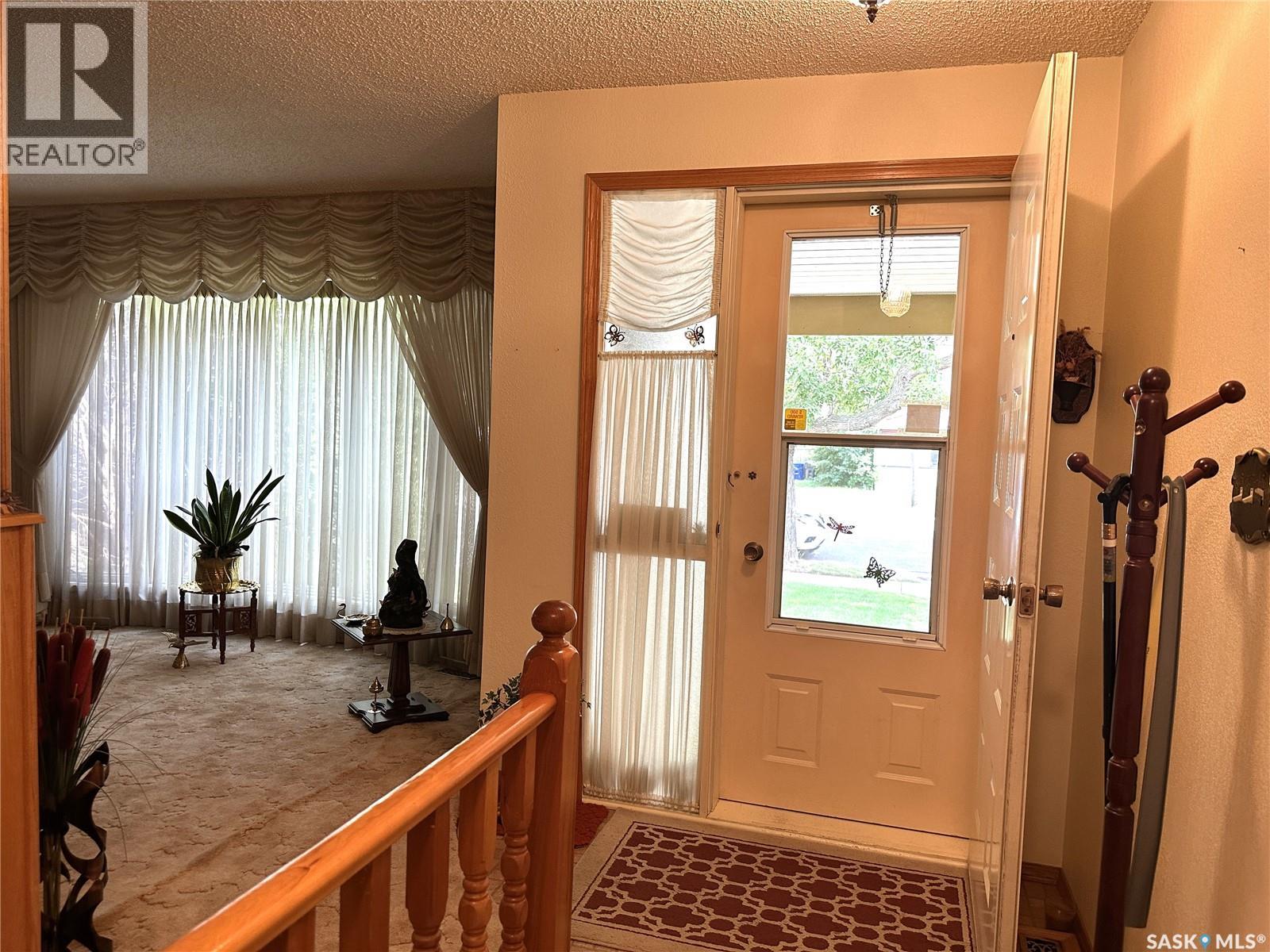 213 5th Street, Weyburn, Saskatchewan  S4H 0Z4 - Photo 5 - SK044469