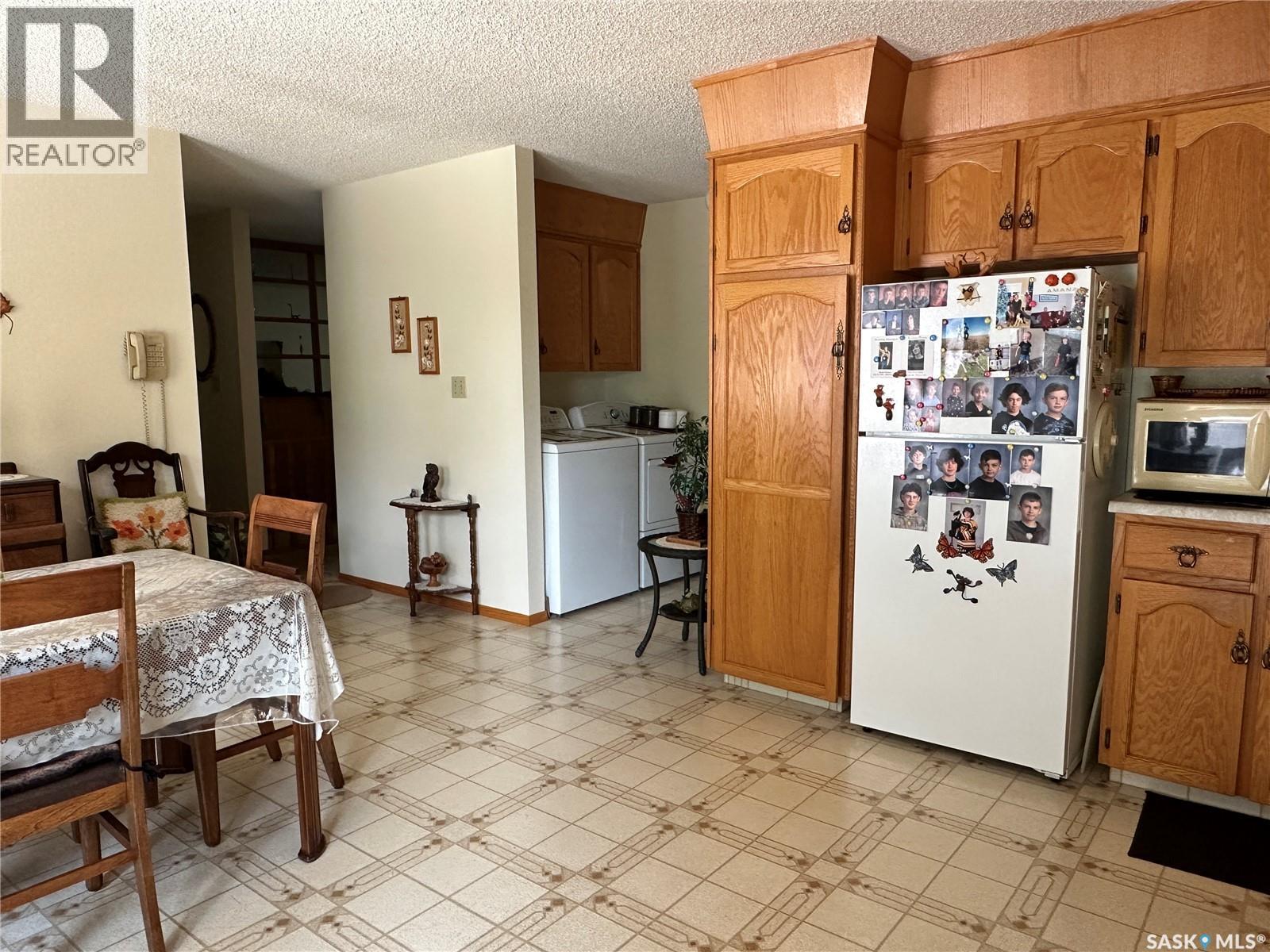 213 5th Street, Weyburn, Saskatchewan  S4H 0Z4 - Photo 6 - SK044469