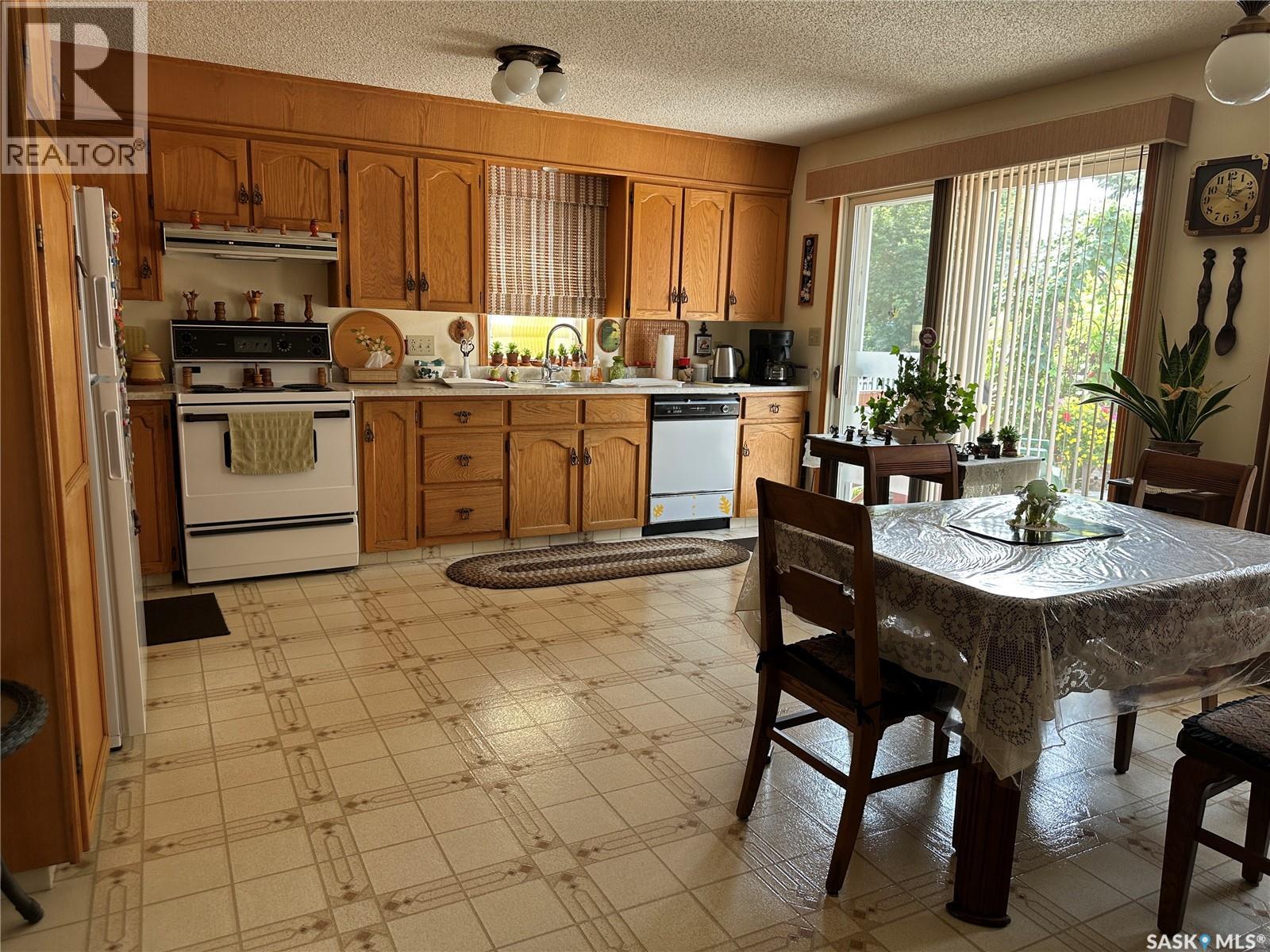 213 5th Street, Weyburn, Saskatchewan  S4H 0Z4 - Photo 7 - SK044469