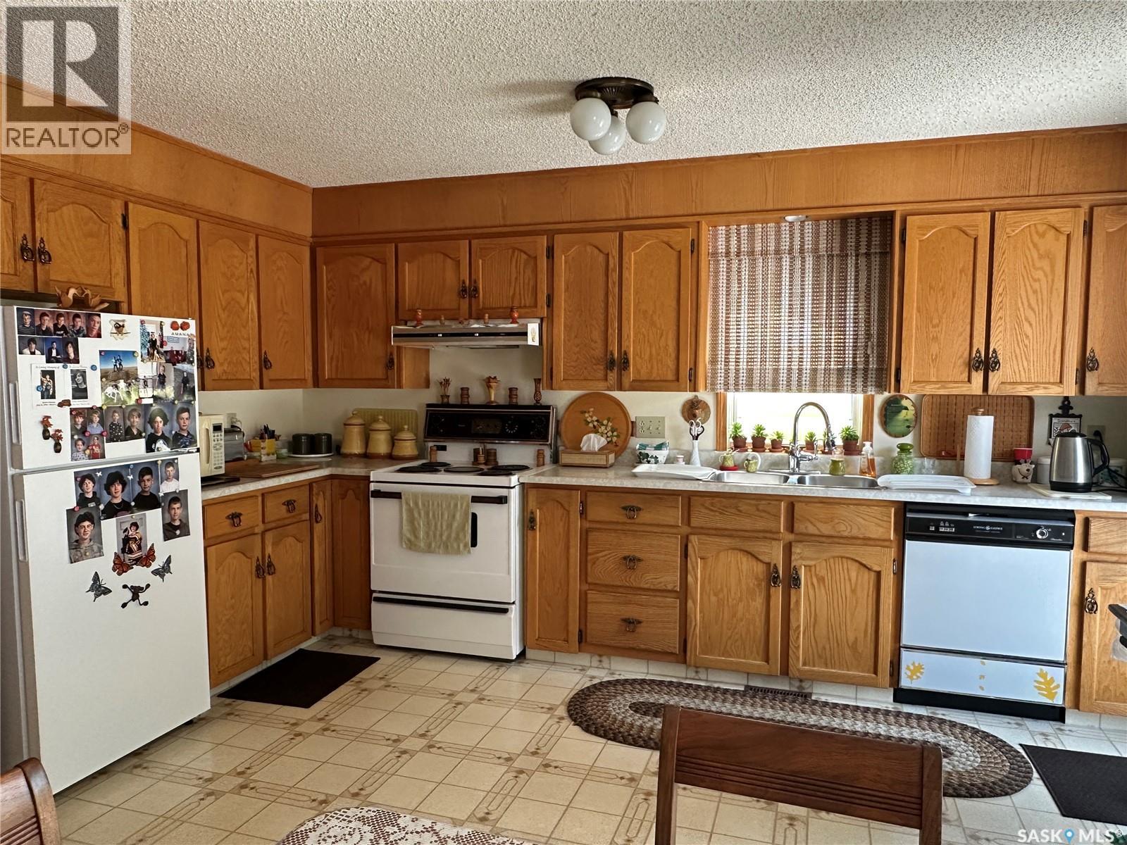 213 5th Street, Weyburn, Saskatchewan  S4H 0Z4 - Photo 8 - SK044469