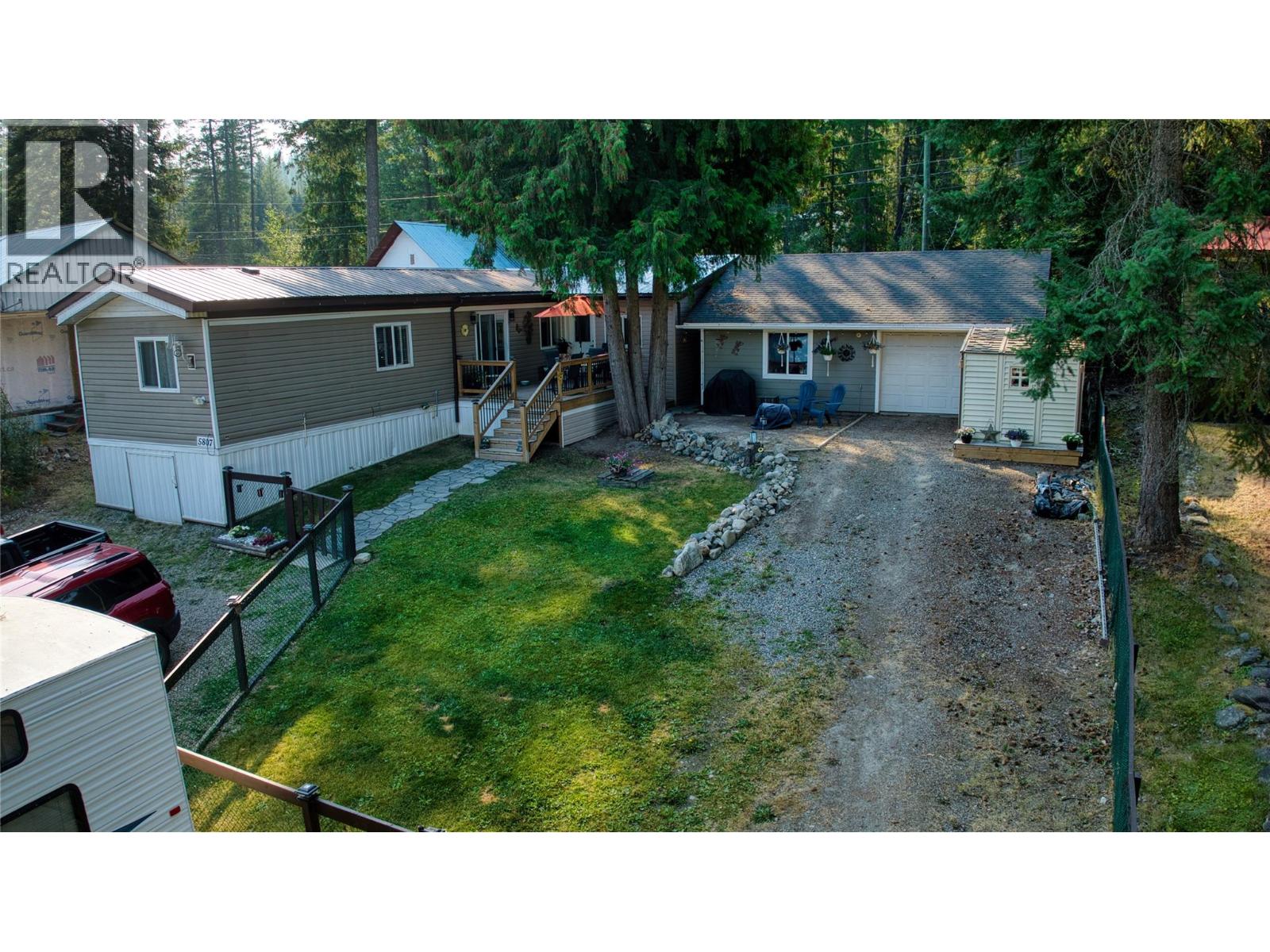 5807 Birch Avenue, Kitchener, British Columbia V0B 1W1 - Photo 1 - 10396733