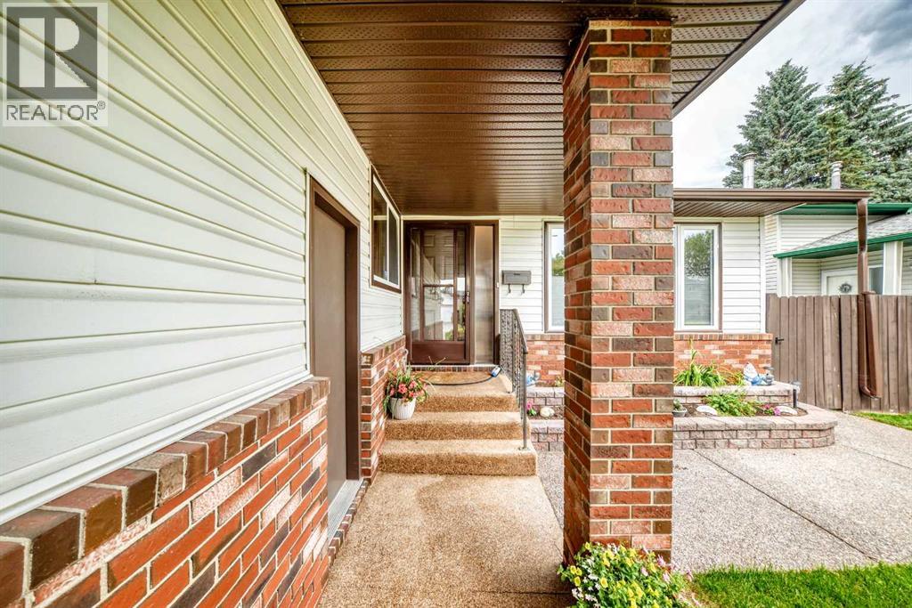 39 Deer Run Place SE, Calgary, Alberta  T2J 5R2 - Photo 2 - A2327207