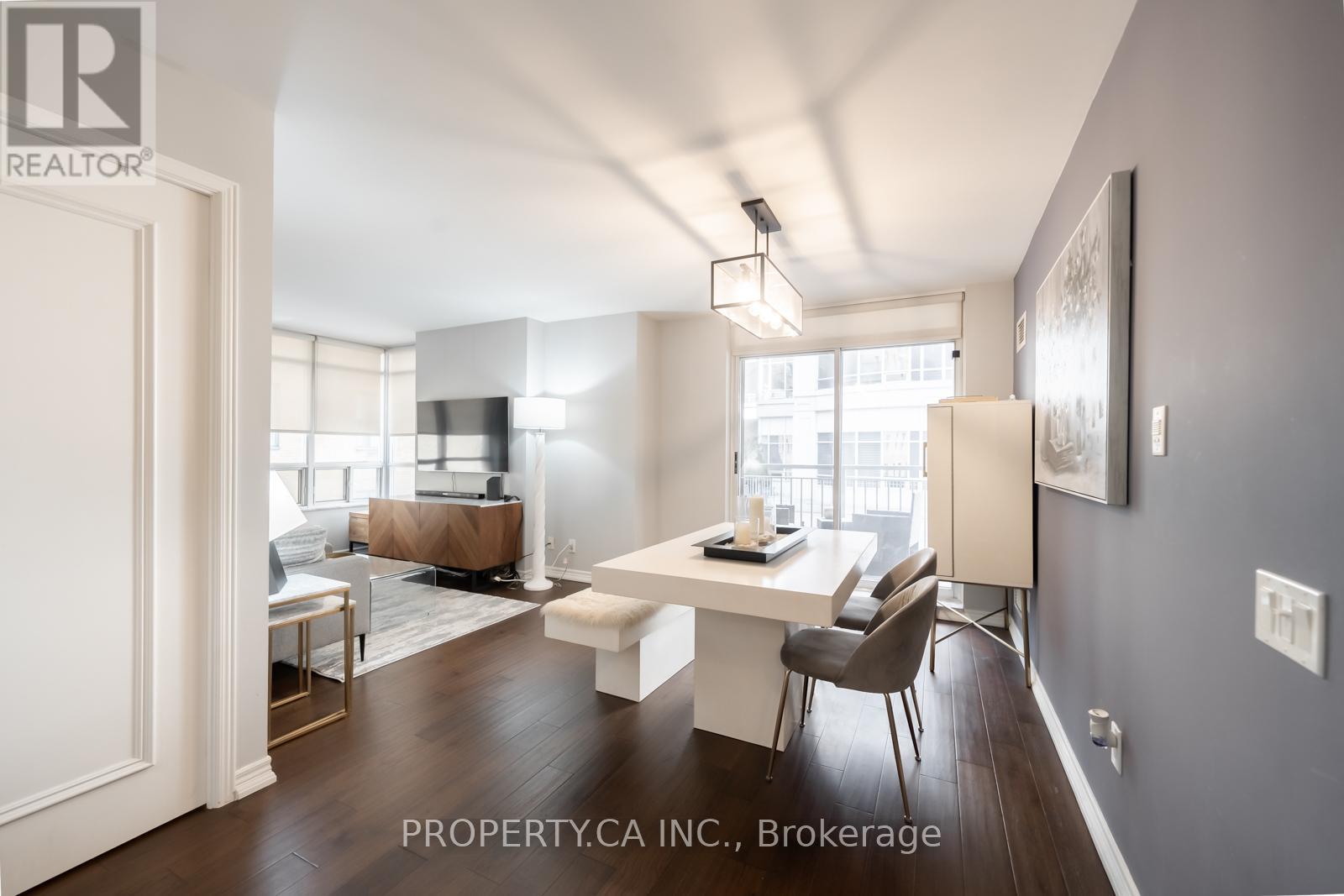 <div class="slider-price">$639,000</div><p>202 - 60 St Clair Avenue W, Toronto, Ontario</p>