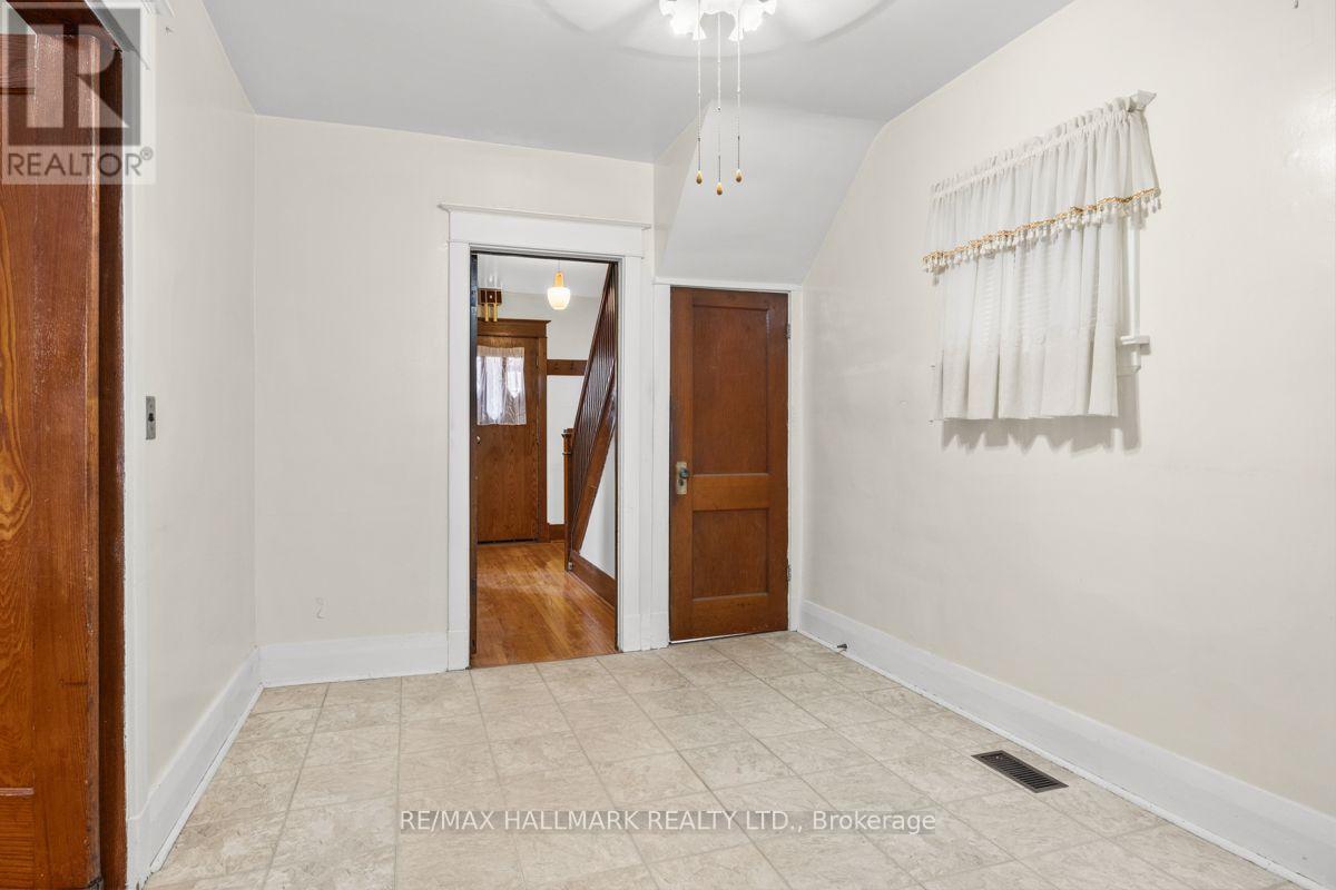 511 Northcliffe Boulevard, Toronto, Ontario  M6E 3L4 - Photo 14 - C13640266