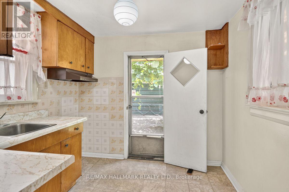 511 Northcliffe Boulevard, Toronto, Ontario  M6E 3L4 - Photo 15 - C13640266