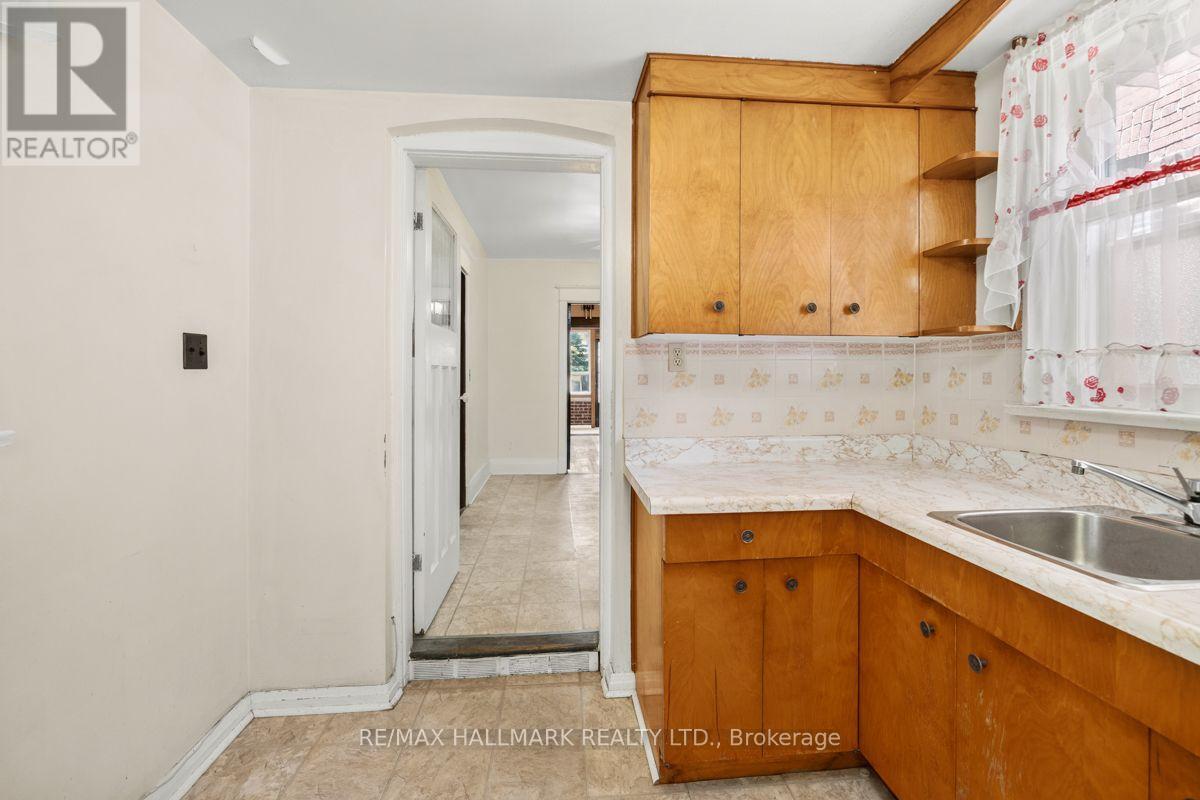 511 Northcliffe Boulevard, Toronto, Ontario  M6E 3L4 - Photo 16 - C13640266