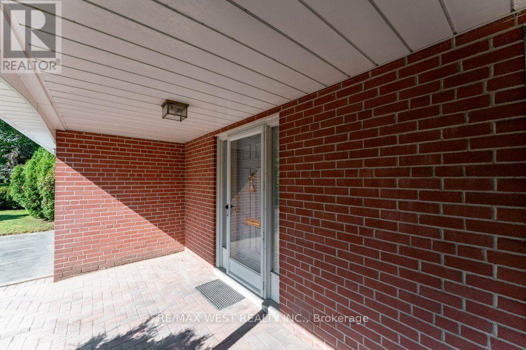 2 Robinter Drive, Toronto, Ontario  M2M 3P9 - Photo 10 - C13640496